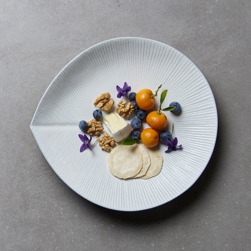 Snow Leaf large rounded plate 25.5cm