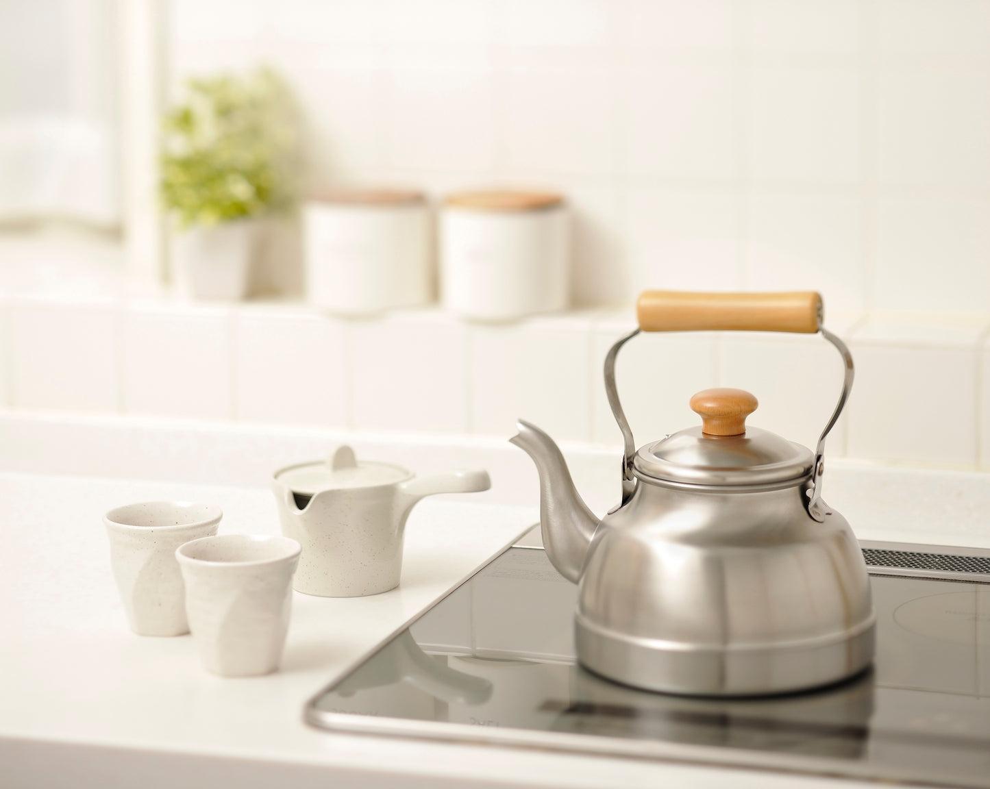 Chitose Wooden-Handled Modern Kettle 2.5L