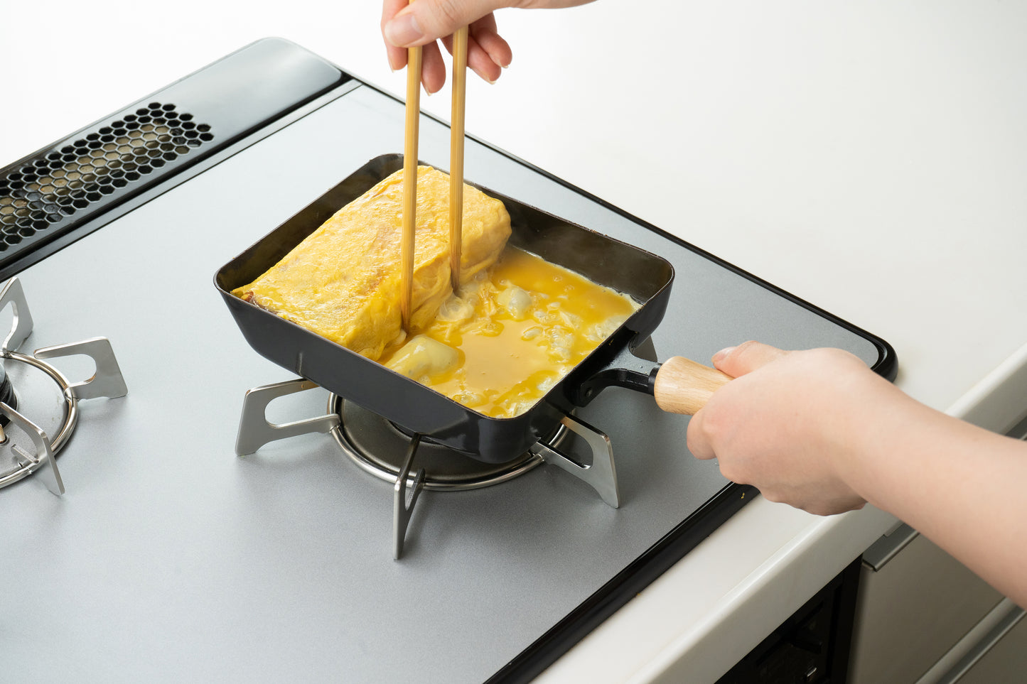 Chitose Wooden-Handled Iron Tamagoyaki Pan 14 x 18cm