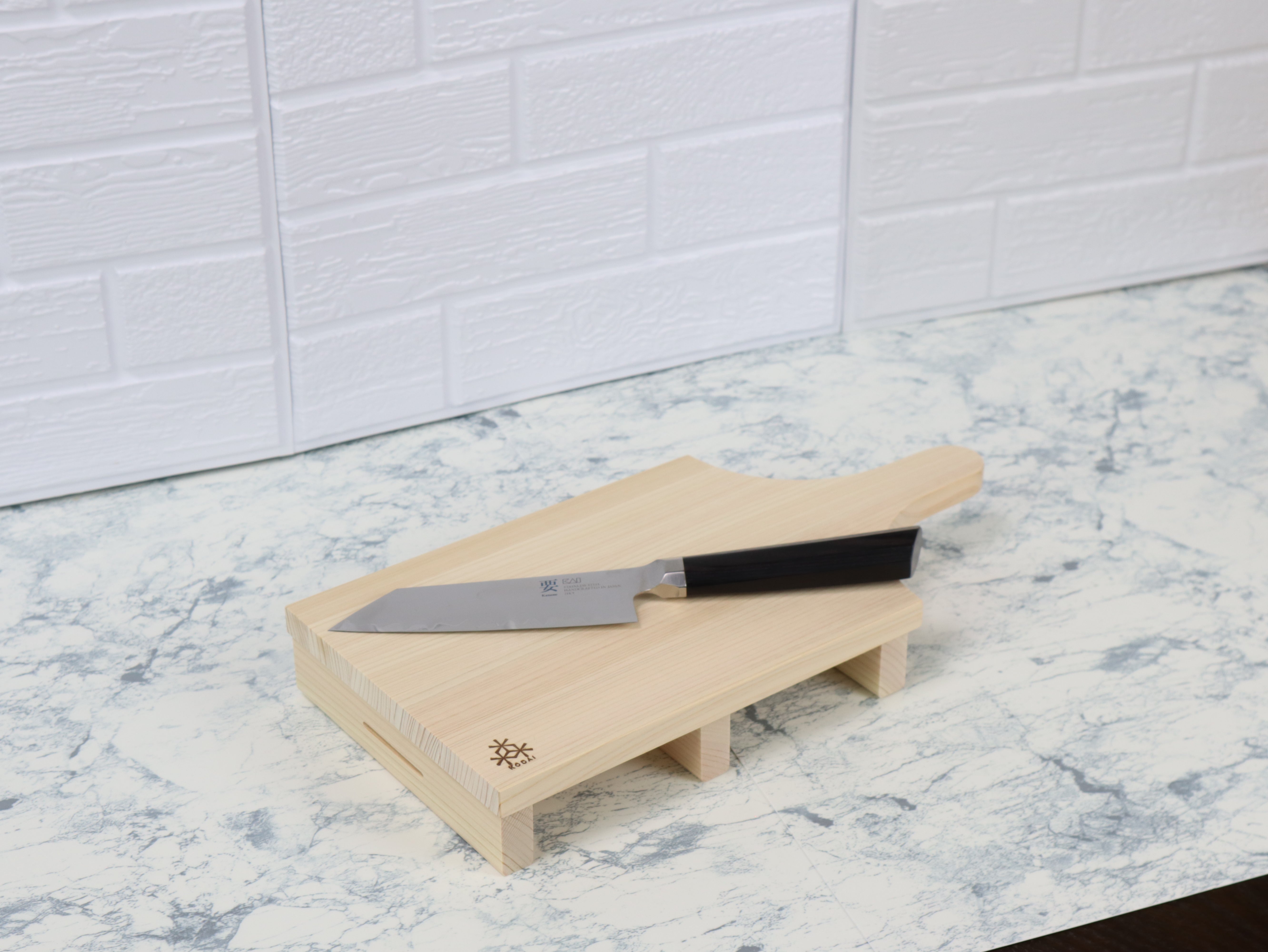 Hinoki Versatile Standing Plate Rectangle with Knife Slot – Made