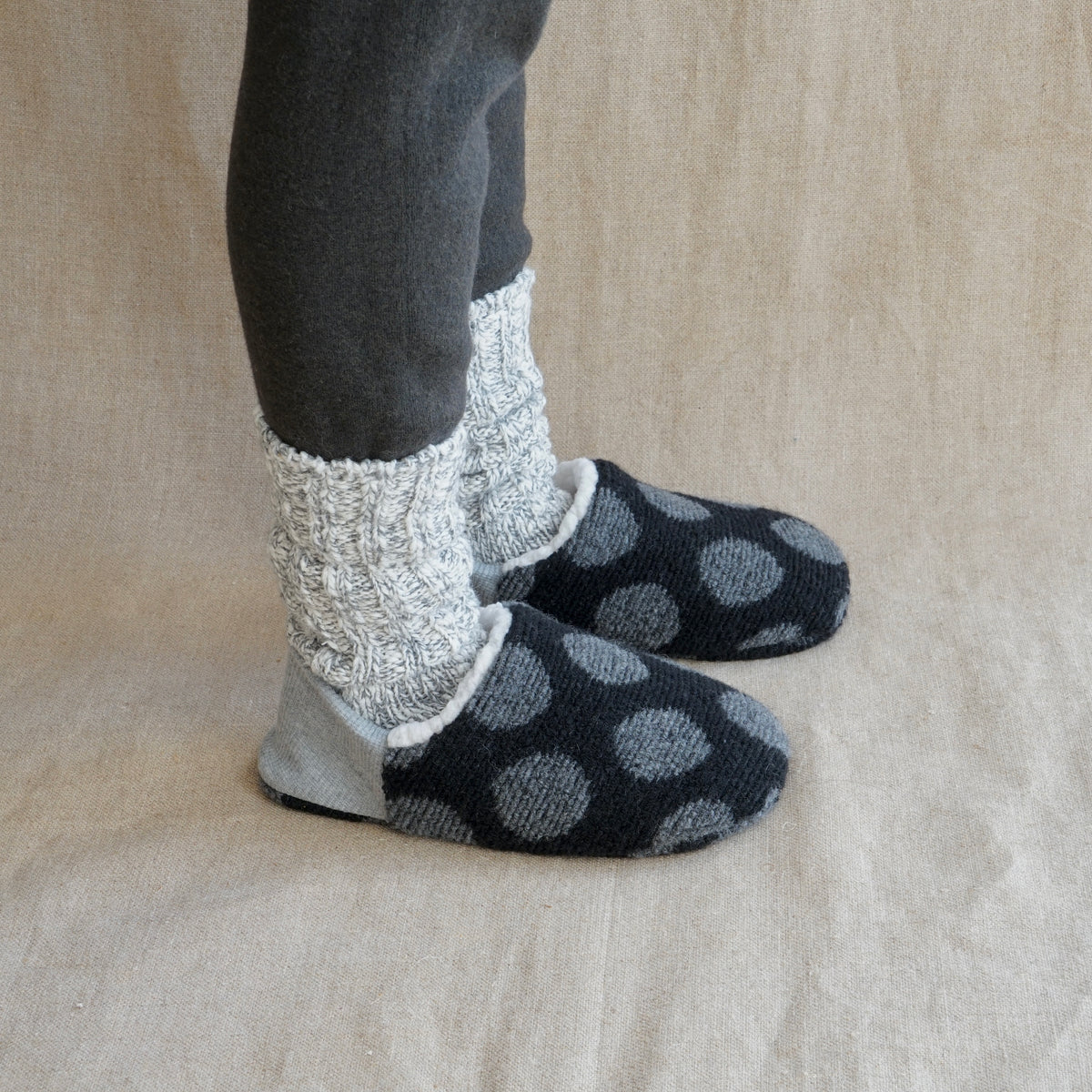 Merippa Black Dot Pile x Sheep Boa Canvas Japanese Slippers