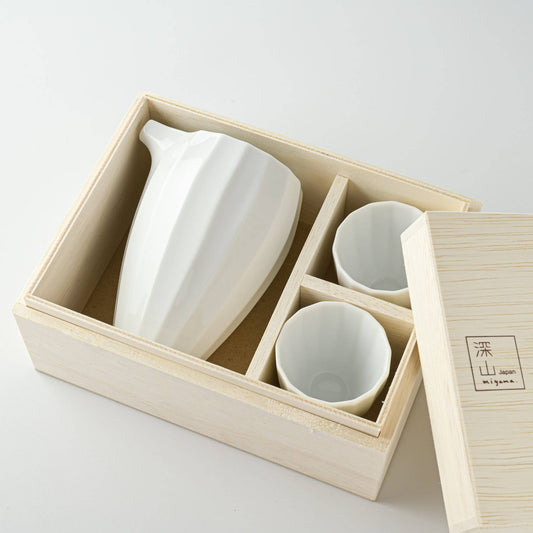 Ridged White sake jug & 2 cups wooden boxed sake set