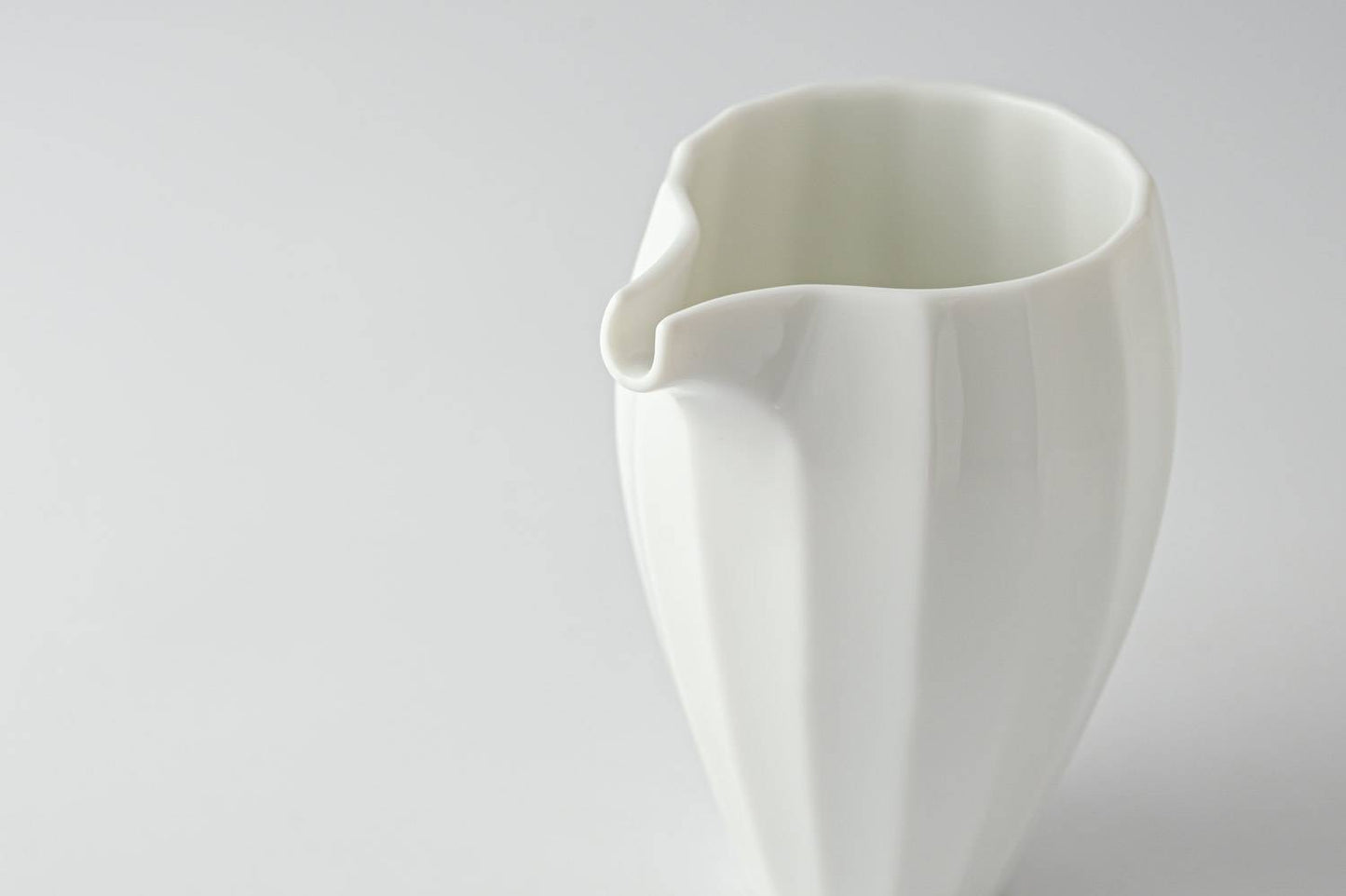 Ridged White sake jug & 2 cups wooden boxed sake set