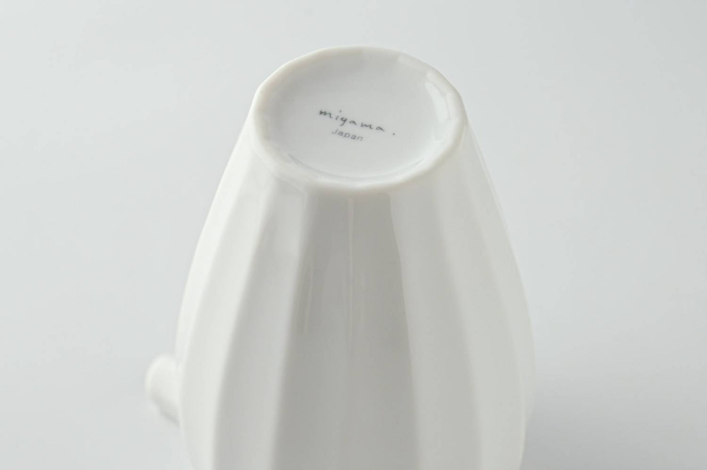 Ridged White sake jug & 2 cups wooden boxed sake set