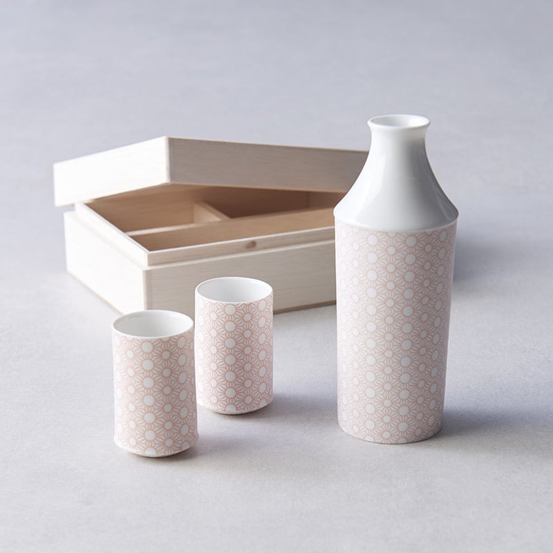 Red asanoha sake jug & 2 cups wooden boxed sake set