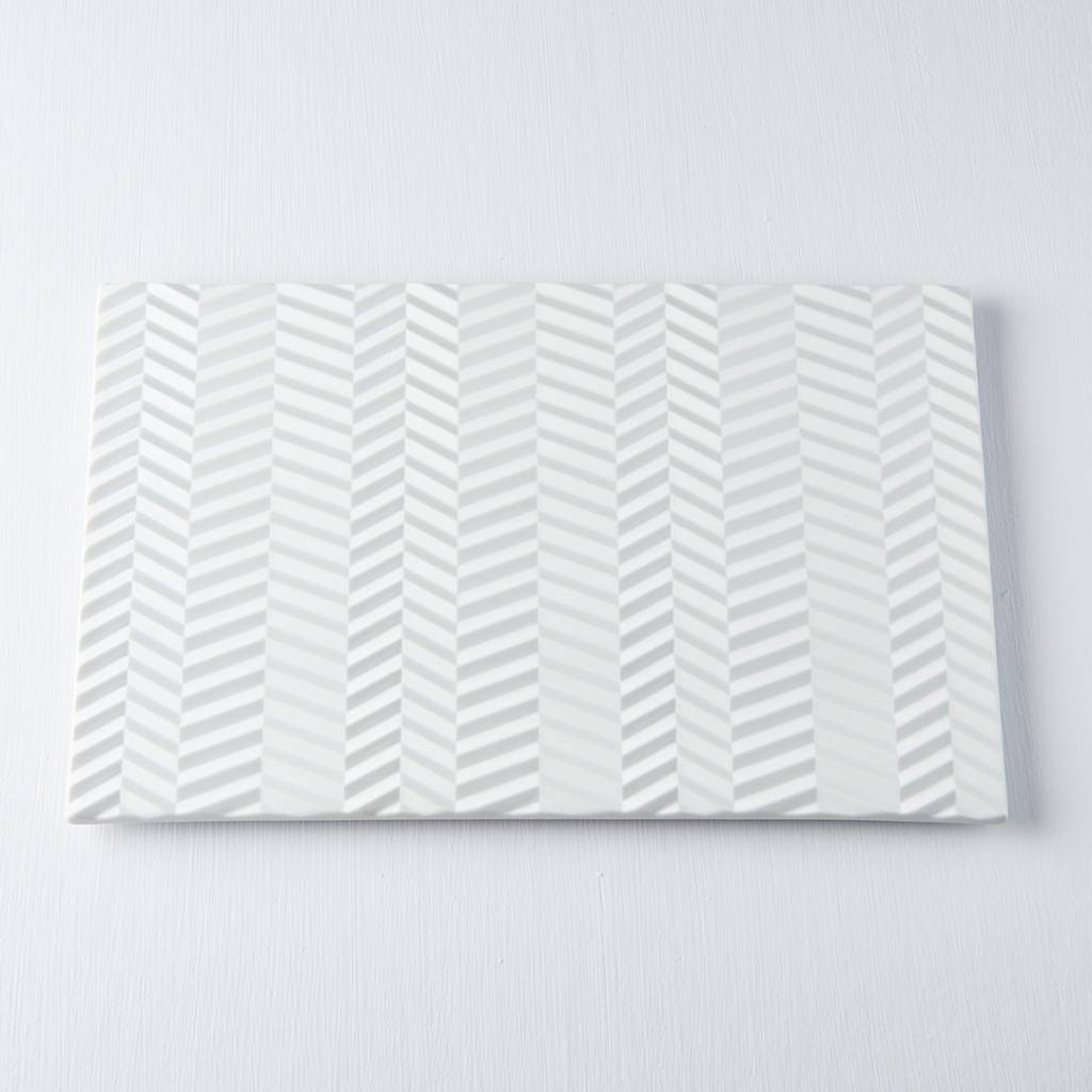 White 3D textured platter 33cm