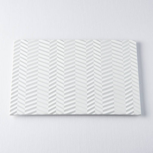 White 3D textured platter 33cm
